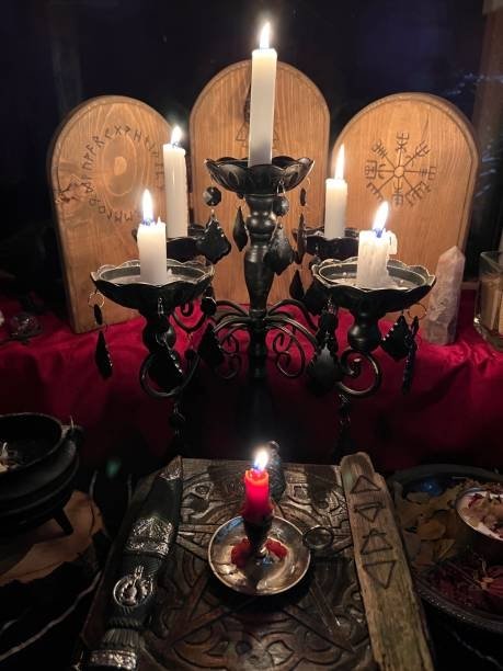 Altar familiar con candelabro y velas blancas