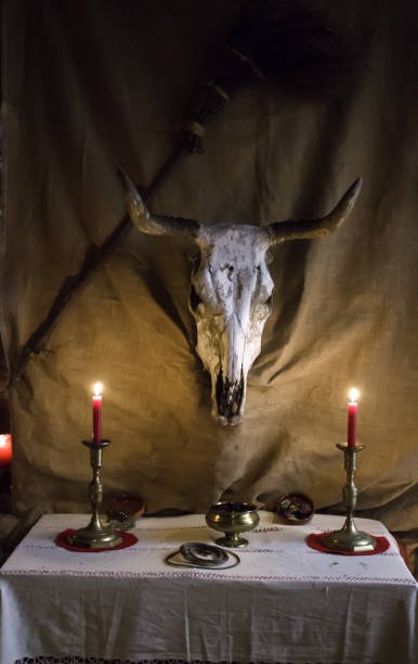 Altar con cráneo y velas rojas para trabajos de corte