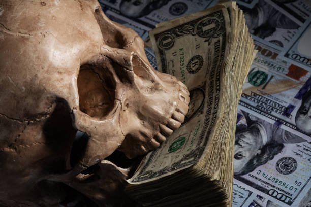 Cráneo junto a un fajo de billetes